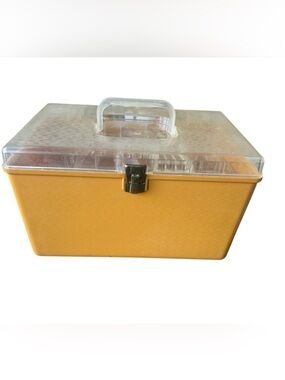 Vintage Wilson Mfg Corp Plastic Sewing Box with 2 Trays in Harvest Gold